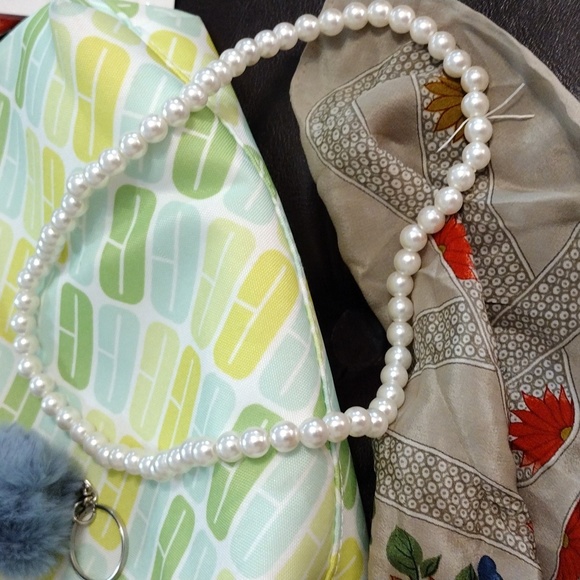 EUC Clinique Makeup Bag and Goodies - Picture 6 of 14